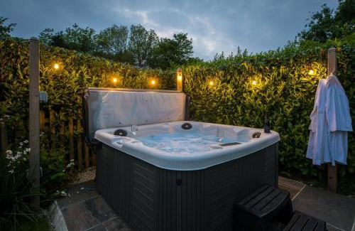 Widegates House | Threshing Barn at East Trenean Farm -Stunning Cornish Cottage sleeping 6 with hot tub, private garden, rural views and EV facilities