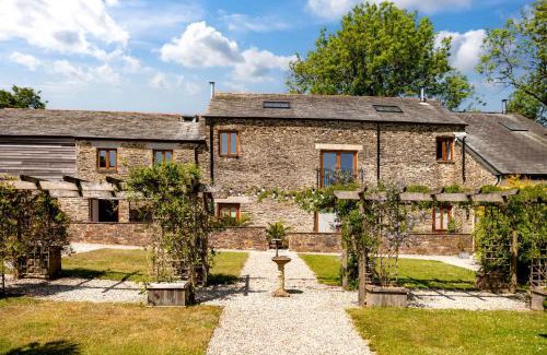 Widegates House | Threshing Barn at East Trenean Farm -Stunning Cornish Cottage sleeping 6 with hot tub, private garden, rural views and EV facilities