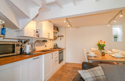 Blockley Cottage | THROWER'S COTTAGE, pet friendly, with open fire in Blockley