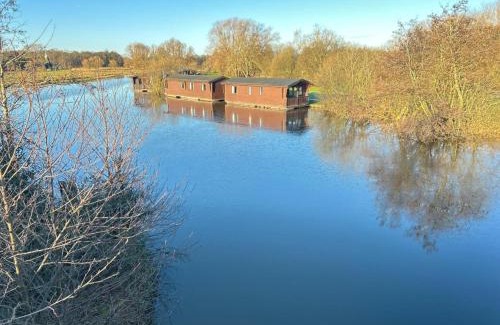 Smallburgh Boat Rental | Thurne River Lodge Houseboat
