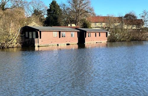 Smallburgh Boat Rental | Thurne River Lodge Houseboat