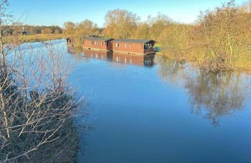 Smallburgh Boat Rental | Thurne River Lodge Houseboat