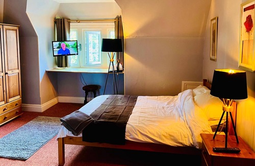 Hull Apartment | Tidy rooms above period local pub
