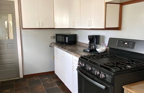 Geneva-on-the-Lake House | Tiffany's Cottages Wildare: GOTL Strip, Pool, Golf Course, WiFi, A/C, Sleeps 8