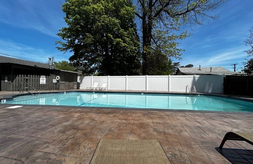 Geneva-on-the-Lake House | Tiffany's Cottages Wildare: GOTL Strip, Pool, Golf Course, WiFi, A/C, Sleeps 8