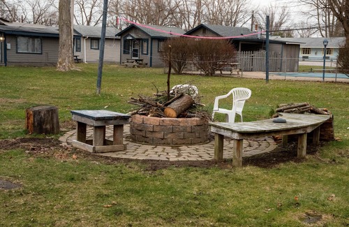 Geneva-on-the-Lake House | Tiffany's Cottages Wildare: GOTL Strip, Pool, Golf Course, WiFi, A/C, Sleeps 8