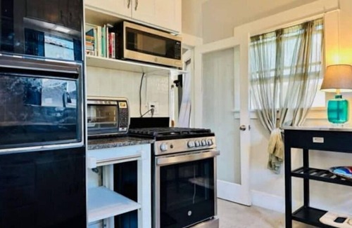 Alamitos Beach House | Tiffanys by the Sea🏊🏼🏄🏼‍♀️ Cal Bungalow with swim spa and minutes walk to beach.