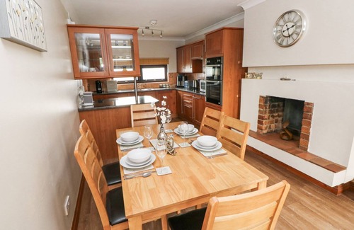 Llanteg House | TIG BHAN, family friendly, with pool in Llanteg