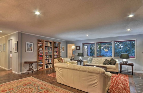 Bull Mountain House | Tigard Retreat w/Deck, 15 Mins From Portland!