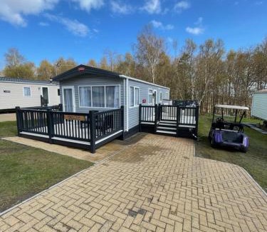 Swarland Villa | Tigers Wood - 2 bed hot tub lodge with free golf, NO BUGGY