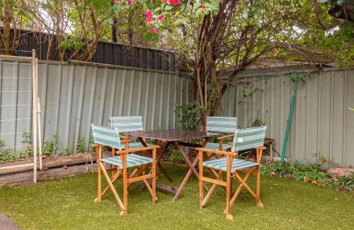 Tighes Hill House | Tighes Hill Hideaway - Alfresco Living by the Park