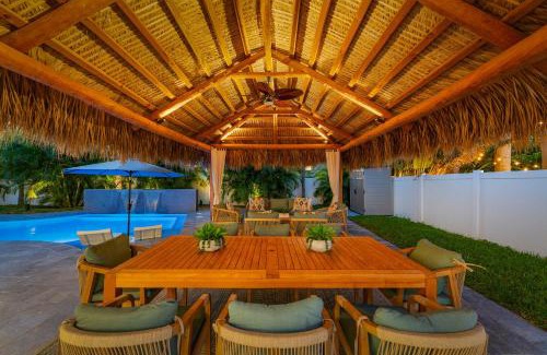 North Corals House | Tiki Hut Paradise Mins to Beach w Fire Pit