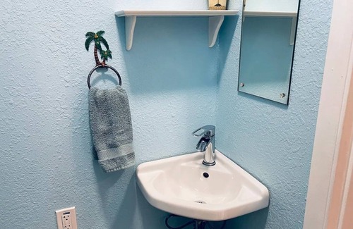 Grass Valley Cottage | Tiki in the Pines studio walk to downtown private bath