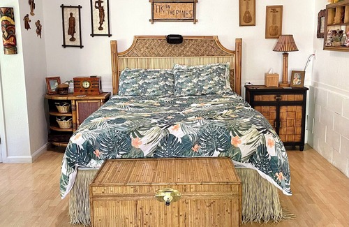 Grass Valley Cottage | Tiki in the Pines studio walk to downtown private bath