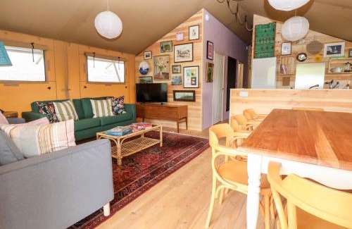 Tywyn House | Tilly Bob Lodge