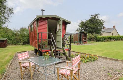 Llanfihangel Tal-y-llyn House | Tilly Gypsy-style Caravan Hut