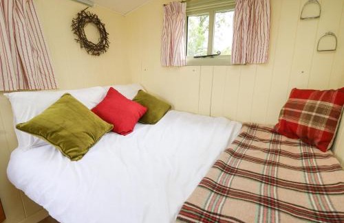 Llanfihangel Tal-y-llyn House | Tilly Gypsy-style Caravan Hut