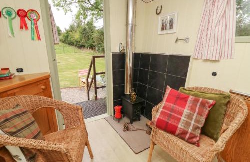 Llanfihangel Tal-y-llyn House | Tilly Gypsy-style Caravan Hut