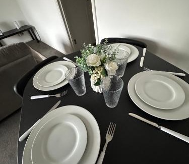 Grays Apartment | Timber Court - FREE PARKING - 2 Bedroom Apartment - FAST Wi-Fi - Perfect for Contractors!