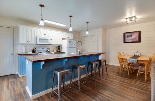 Sisters House | Timber Creek Escape Sisters Townhome pet friendly and great location
