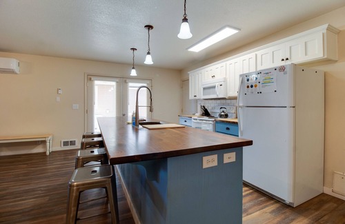 Sisters House | Timber Creek Escape Sisters Townhome pet friendly and great location