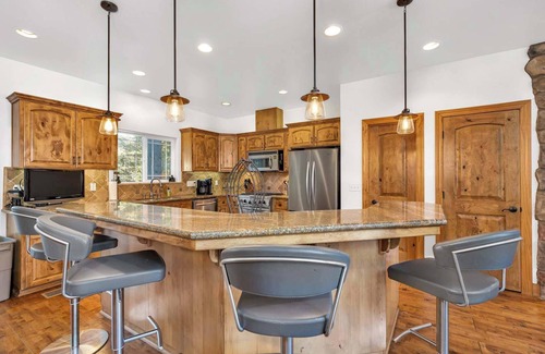 Shaver Lake House | Timber Lodge | 5 Min to Shaver Lake!