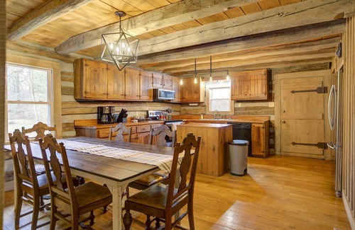 Bluff City Cabin | "Timber Lodge", Rustic 4BR Log Cabin + Guesthouse