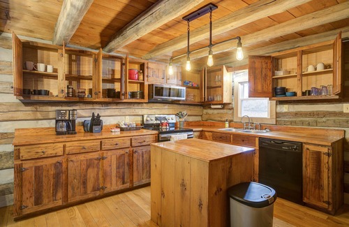 Bluff City Cabin | "Timber Lodge", Rustic 4BR Log Cabin + Guesthouse