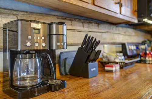 Bluff City Cabin | "Timber Lodge", Rustic 4BR Log Cabin + Guesthouse