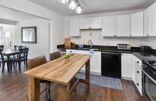 Douglas House | Timber Lodge - Short distance to downtown, beaches, and breweries