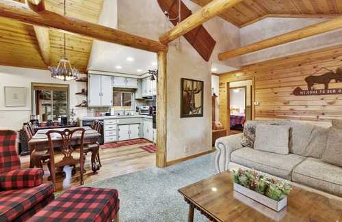 Boulder Bay Cabin | Timber Pines Chalet Retreat Cottage w/Hot Tub