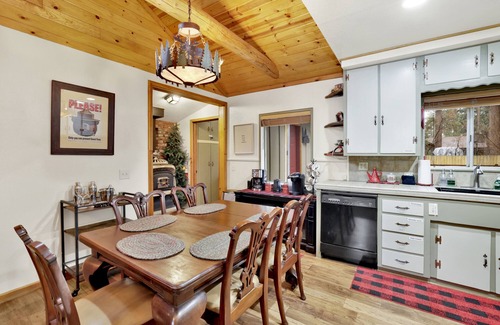 Boulder Bay Cabin | Timber Pines Chalet Retreat Cottage w/Hot Tub
