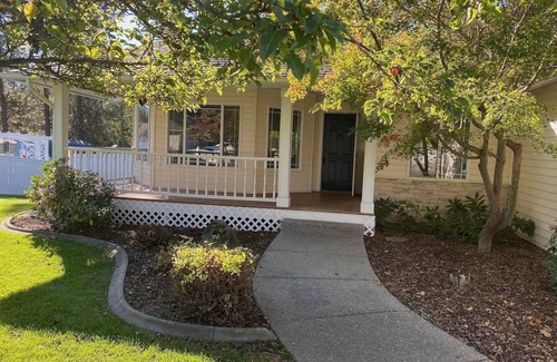 Post Falls House | Timbercrest Retreat - Delightful Home near river, Couer d'Alene & Silverwood!
