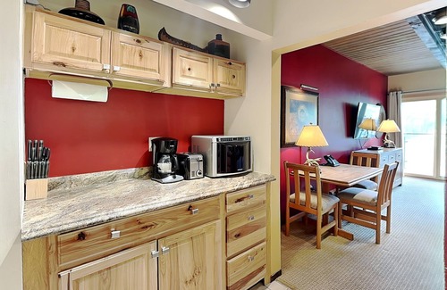 Snowmass Village Condo | 🌲Timberline 216 Studio Deluxe ~ Hot Tub~Pool~WiFi~Ski-in/out~Local Shuttle🌲