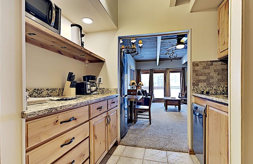Snowmass Village Condo | 🌲Timberline 218 Studio Deluxe ~ Hot Tub~Pool~WiFi~Ski-in/out~Local Shuttle🌲
