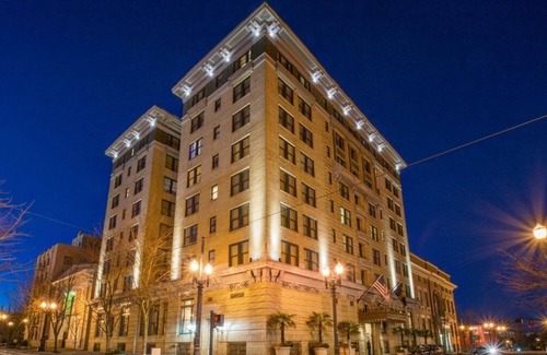 Goose Hollow Apartment | Timeless Charm with Deluxe King in Prime Location