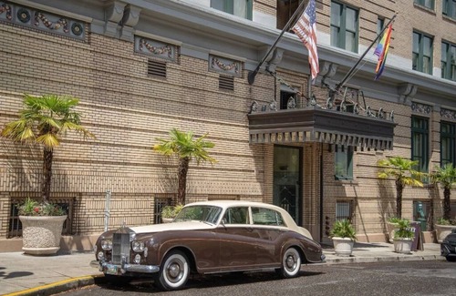 Goose Hollow Apartment | Timeless Charm with Deluxe King in Prime Location
