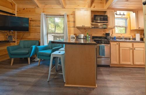 Lookout Valley Neighborhood Association House | Tiny Cabin Village Private Hot Tub Lynda Cabin
