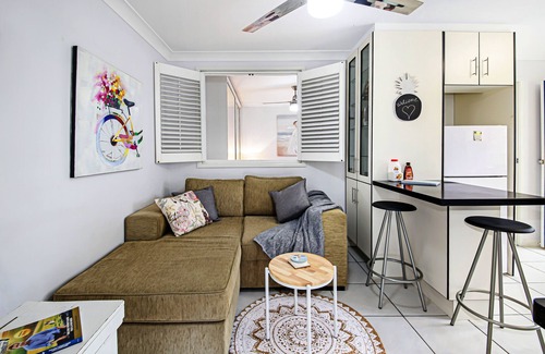 Coolum Beach Apartment | Tiny Comfy Flat with Bikes
