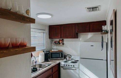 Sanford House | Tiny Cottage w/private courtyard steps from Historic Downtown Sanford