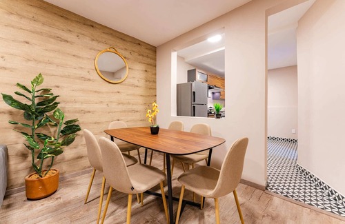 Hipodromo Apartment | Tiny desk by VH
