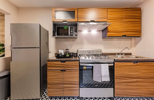 Hipodromo Apartment | Tiny desk by VH