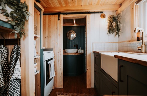 Amlwch Cottage | TINY HOME DRIFTWOOD, pet friendly, with open fire in Llanfechell