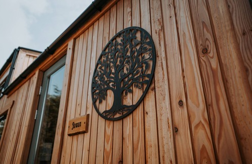 Amlwch Cottage | TINY HOME DRIFTWOOD, pet friendly, with open fire in Llanfechell