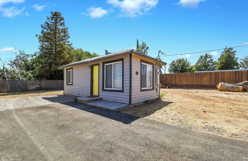 Olivehurst House | Tiny Home For Two. Pet-Friendly With A Lot of Privacy In Olivehurst.