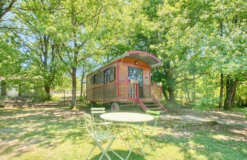 Monsac House | Tiny Home 'La Roulotte Rouge' with Private Garden, Balcony and Wi-Fi