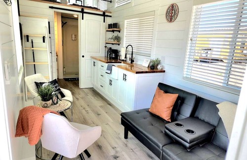 Apple Valley House | Tiny Home Paradise: Private Deck & Hot Tub Getaway in Utah's Scenic Beauty