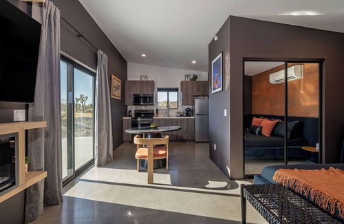 Yucca Valley House | Tiny Home - Salt Water Pool - Jacuzzi - Mini Golf - Sauna