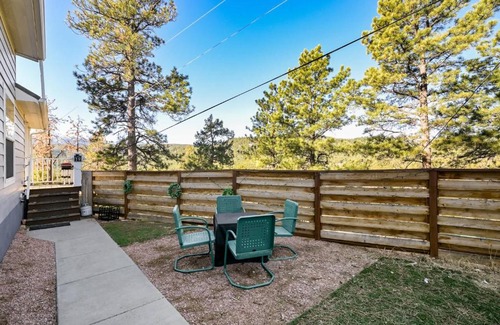 Woodland Park House | Tiny Home with Mountain Views BBQ & Family Perks