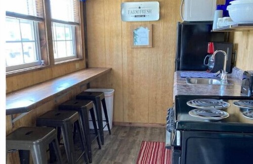 Leasburg House | Tiny House #1 – One bedroom cabin near wineries, caves, hiking & floating!